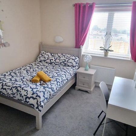 Miller'S Guest Room With Shared Bathroom Swords Exterior foto