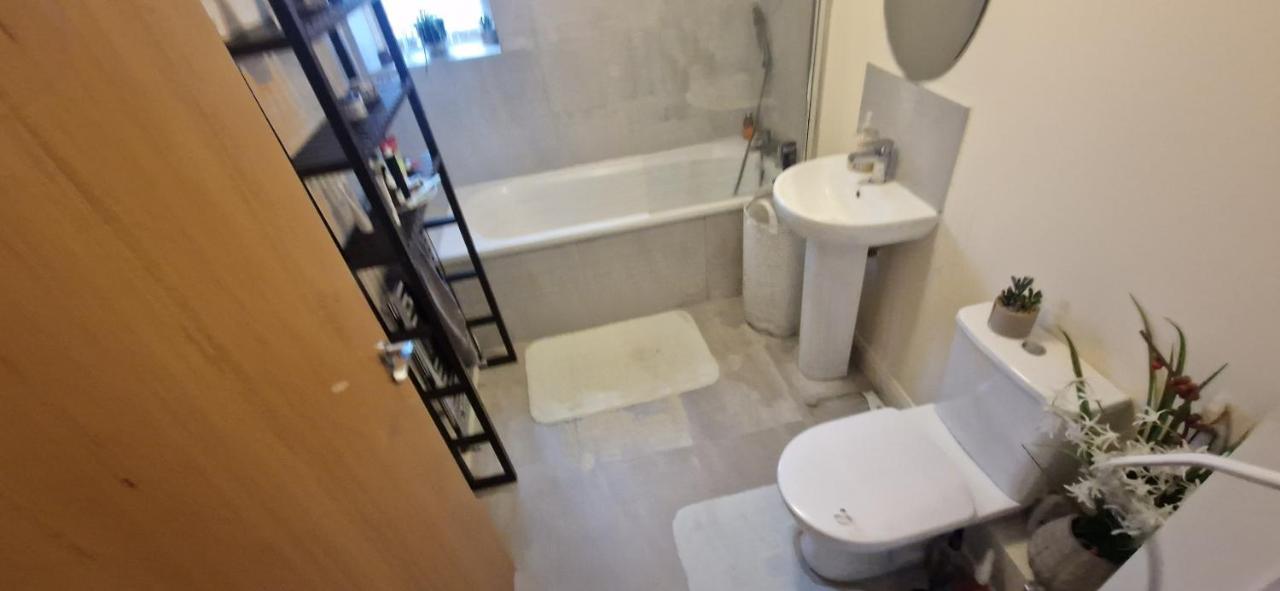 Miller'S Guest Room With Shared Bathroom Swords Exterior foto